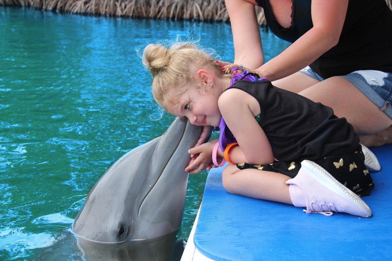 DOL_Little_Girl_Dolphin_Kiss-1